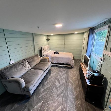 גילדפורד Cozy Cabin Independent Ensuite מראה חיצוני תמונה