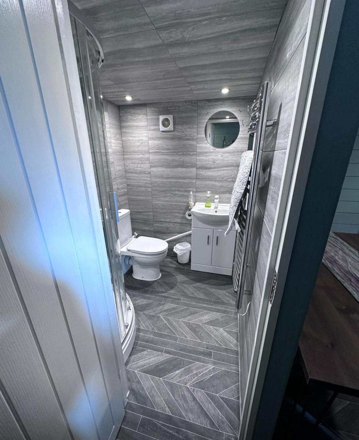 גילדפורד Cozy Cabin Independent Ensuite מראה חיצוני תמונה