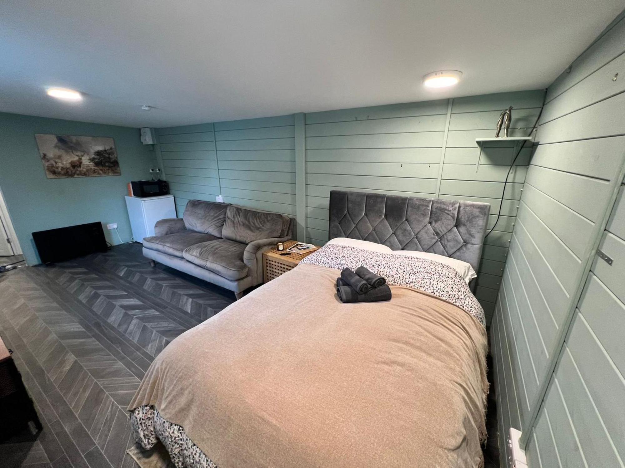 גילדפורד Cozy Cabin Independent Ensuite מראה חיצוני תמונה
