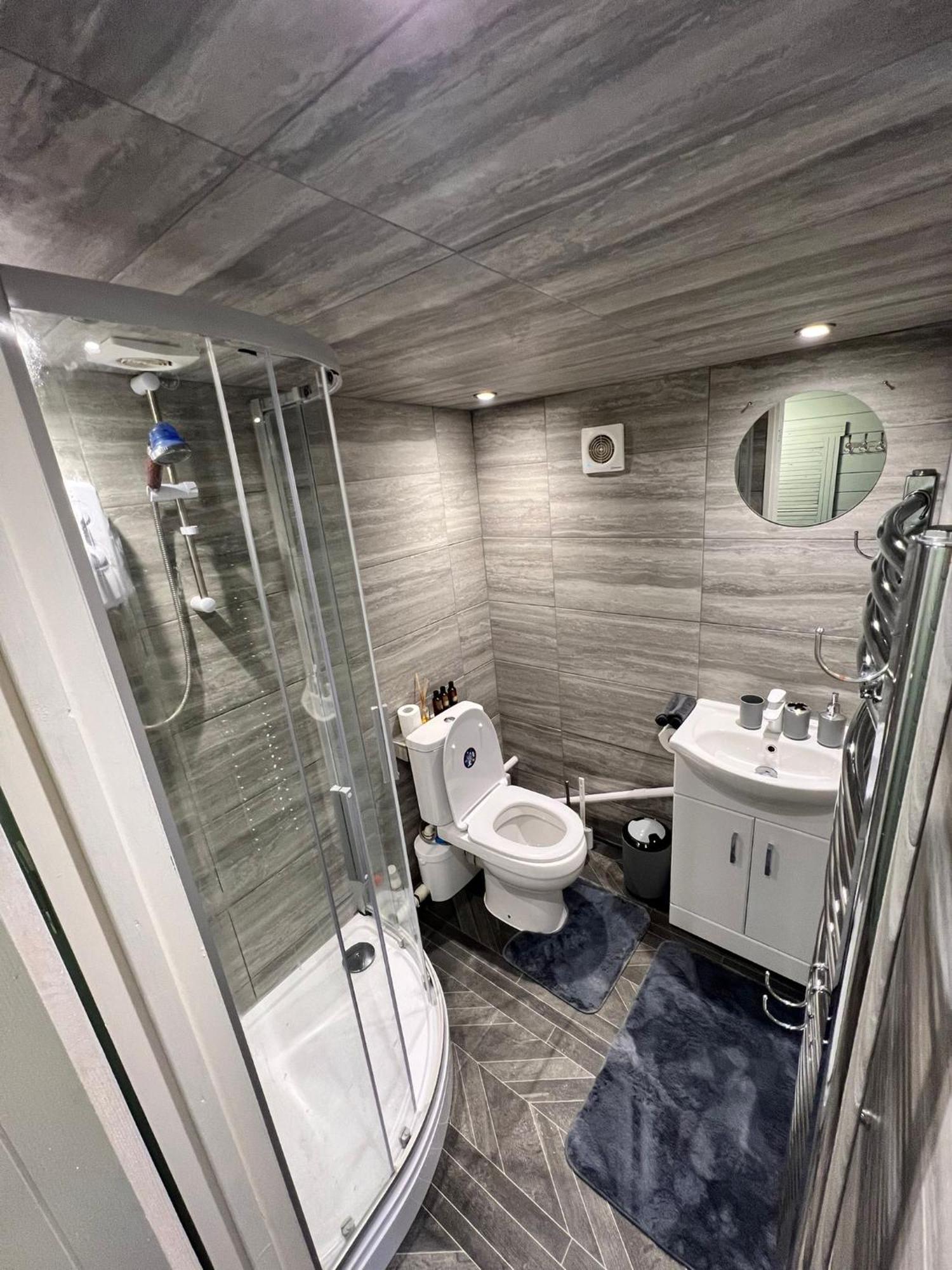 גילדפורד Cozy Cabin Independent Ensuite מראה חיצוני תמונה