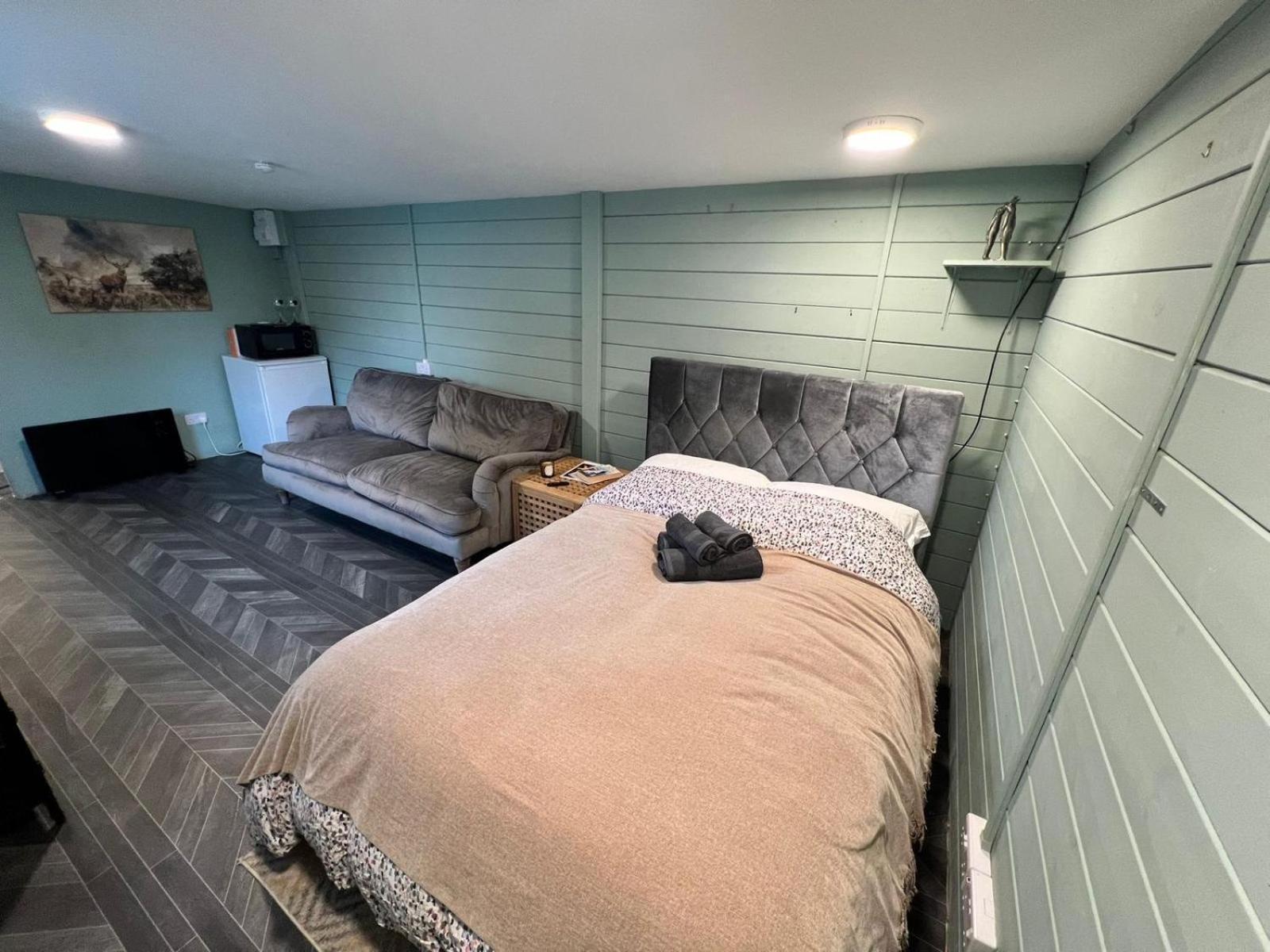 גילדפורד Cozy Cabin Independent Ensuite מראה חיצוני תמונה